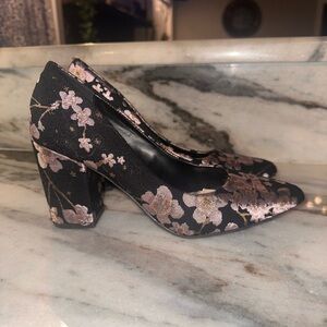Rampage Size 6.5 Floral Jacquard Block Heel Pumps - Black with Pink Floral